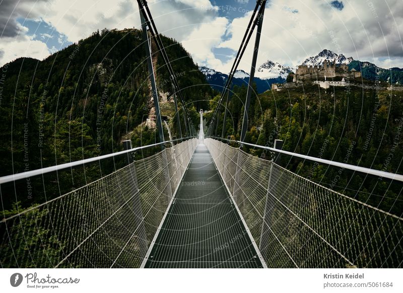 Hängebrücke Fußgängerbrücke Architektur Natur mensch und natur Berge Himmel Gebirge Landschaft Urlaub in den Bergen Abenteuer Wege & Pfade