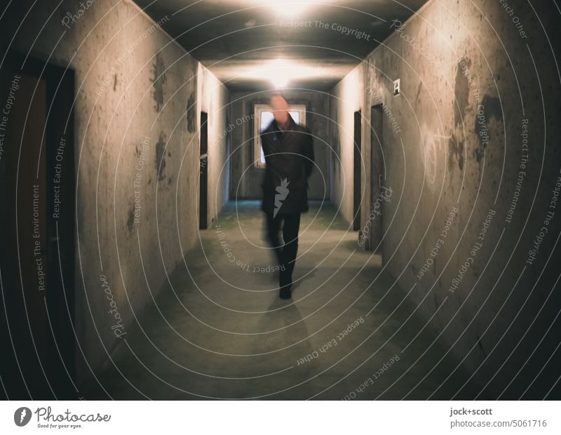 ein Mann im Gang (Plattenbau) Architektur grau Bewegungsunschärfe Wand Mensch Schatten Tunnelblick gehen Wege & Pfade Zentralperspektive Flur Beleuchtung