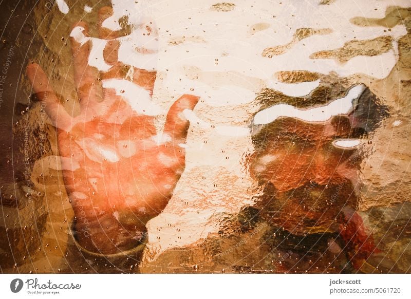 Mann und Hand hinter einer Glasscheibe Unschärfe Mensch durchsichtig Gesicht Identität Hintergrund Porträt hinter Glas verschwommen Silhouette Deformation
