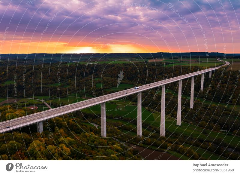 Luftaufnahme der Kochertalbrücke bei Sonnenuntergang im Herbst Antenne Architektur Asphalt Brücke farbenfroh Beton Anschluss Landschaft Abenddämmerung Wald