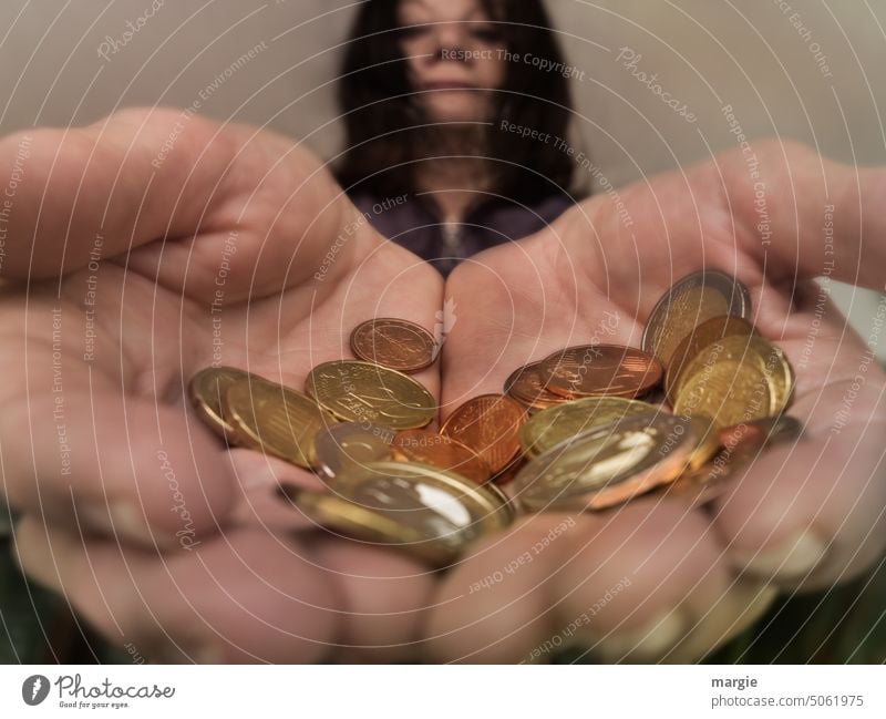 Kleingeld. Eine Frau zeigt mit übergroßen Händen Münzen Hand zeigen Geld Euro Geldmünzen Bargeld bezahlen sparen kleingeld Finger kaufen Reichtum Finanzen Cent