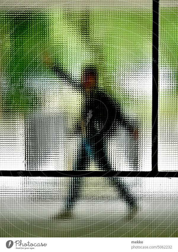 [hansa BER 2022] Auf zu neuen 200 Fotos Glasscheibe Fenster Fensterscheibe durchsichtig Durchblick verschwommen Mensch Frau faxen machen Pose posieren Scheibe