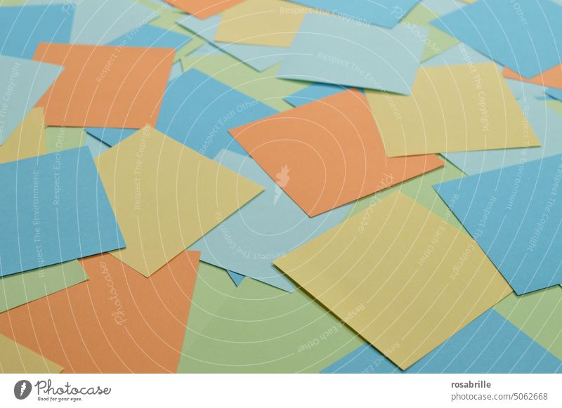 kunterbunt | bunte Notizzettel wild auf einem Haufen verteilt Zettel Notizen mehrfarbig Merkzettel leer merken konzeptionell abstrakt notieren Papier blau