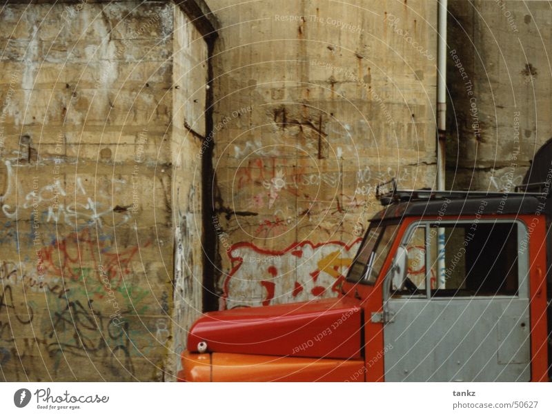 Rasender Stillstand Wand porös Beton Lastwagen Motorhaube rot Außenaufnahme Bunker Berlin Graffiti fahrerhaus orange