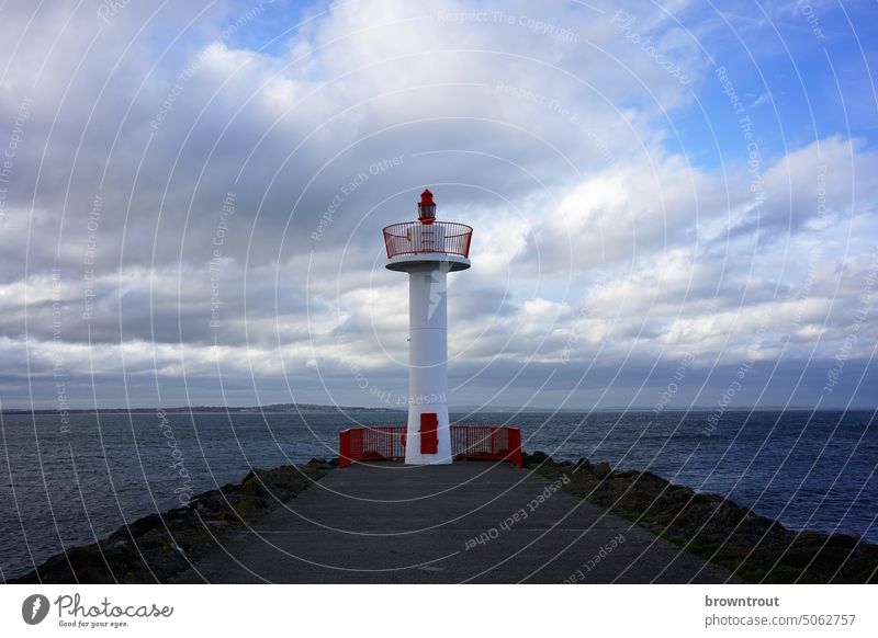 Leuchtturm am Ende einer Mole Küste Meer Himmel Wolken Farbfoto Ferien & Urlaub & Reisen Wasser rot-weiß Wege & Pfade Horizont Außenaufnahme Howth