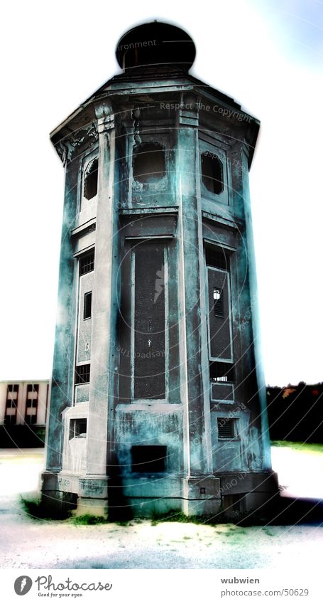 Blauer Turm Gebäude Haus schmal Märchen blau hoch Feldsalat