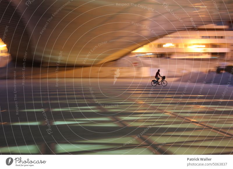 Radfahrer unter Brücke Fahrradfahren urban urbantransport Großstadt twowheels Bewegung Abendlicht