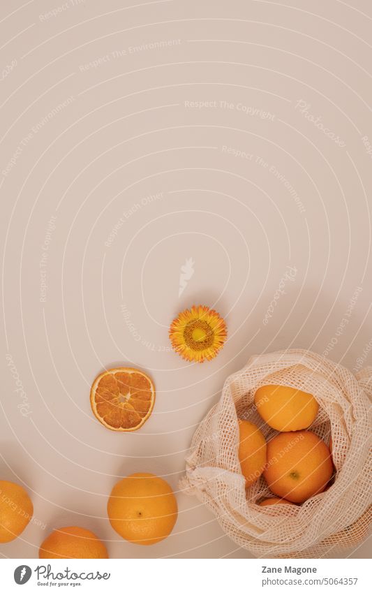 Pastellfarbener Flachleger mit Mandarinen, wiederverwendbare Tasche ästhetischer Winter Winterästhetik Zitrusfrüchte Zitrusfruchtästhetik