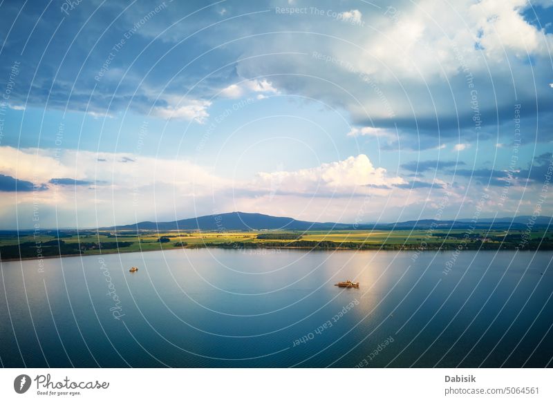 Fliegende Drohne über großem See mit Blick auf Berggipfel Landschaft Berge u. Gebirge Form Mietkow Antenne schön Wasser panoramisch Ansicht Himmel wolkig Sommer