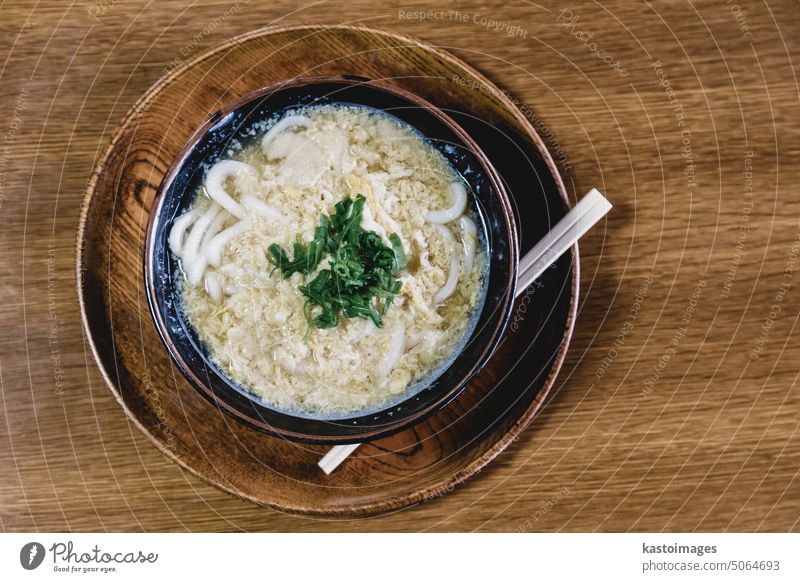 Miso Ramen asiatische Nudeln mit Ei und Petersilie in Holzschüssel auf braunem rustikalen Hintergrund Mahlzeit Japanisch Lebensmittel Mittagessen Suppe Asien