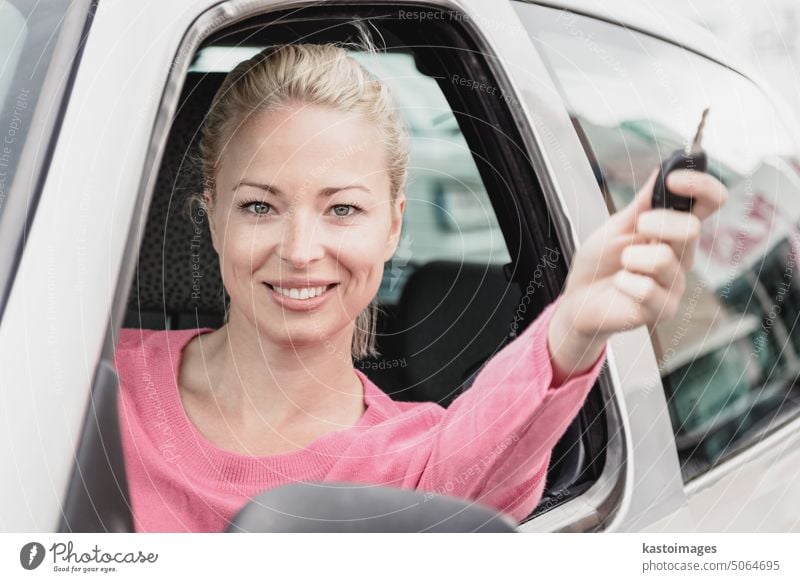 Porträt einer verantwortungsbewussten Fahrerin, die die Autoschlüssel in der Hand hält. Sichere und verantwortungsvolle Fahrschule und Konzept. Frau Automobil