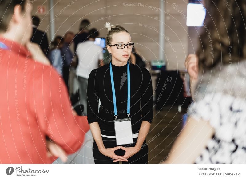 Menschen unterhalten sich während der Kaffeepause auf einer medizinischen Konferenz. Business Pause Menschengruppe Sitzung sprechend Kaukasier Frau Experten