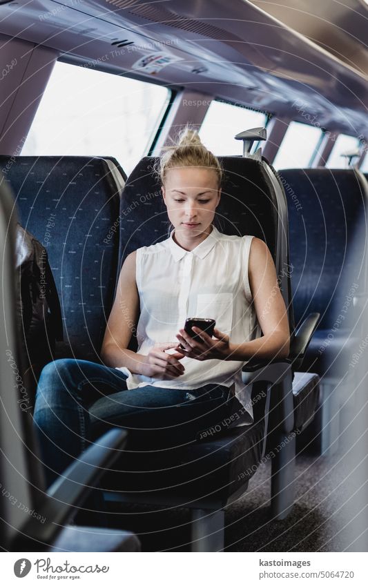 Frau benutzt Mobiltelefon während einer Zugfahrt. reisen reden Telefon Verkehr Passagier Eisenbahn Reise Business Transport Smartphone Handy Pendler