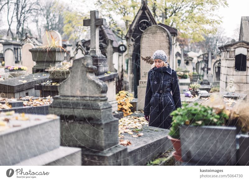 Einsame Frau besucht das Grab eines Verwandten. Friedhof Gedenkstätte Traurigkeit Stein Grabstein Tod Gedenken Person einsam Kaukasier schön Grabmal Trauer