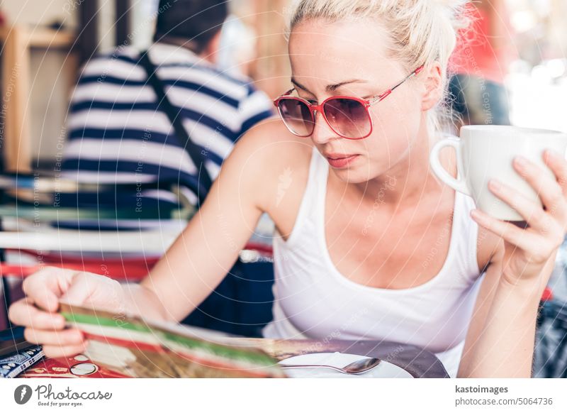 Frau trinkt Kaffee im Freien auf der Straße. Restaurant Mädchen Bar schön jung Tasse Italien Italienisch Glück Menschen Erwachsener Person Café hübsch Dame Tee