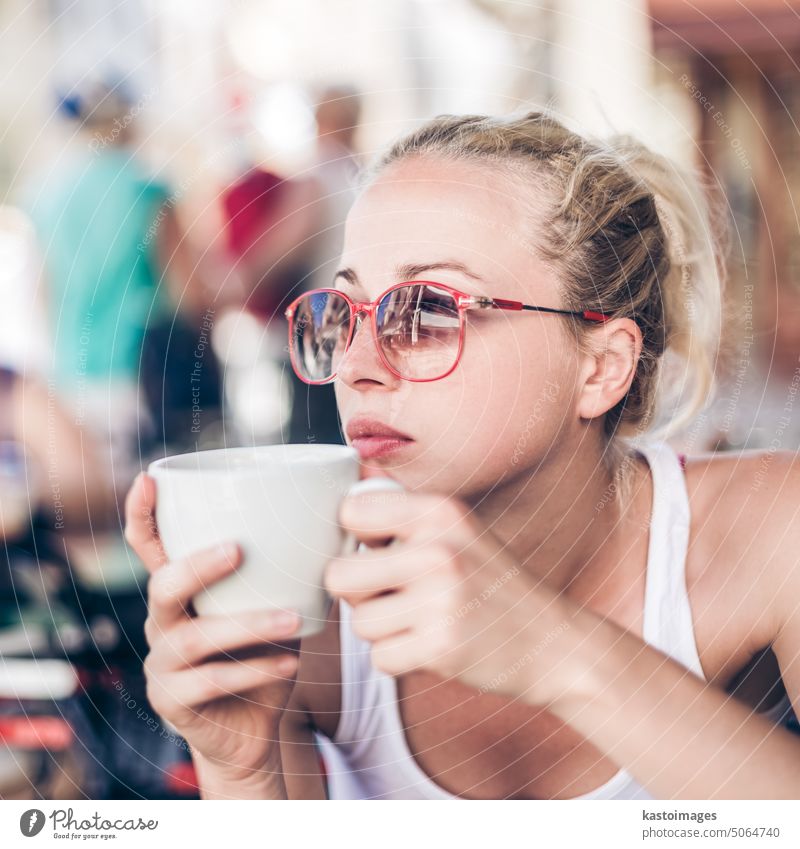 Frau trinkt Kaffee im Freien auf der Straße. Restaurant Mädchen Bar schön jung Tasse Italien Italienisch Glück Menschen Erwachsener Person Café hübsch Dame Tee