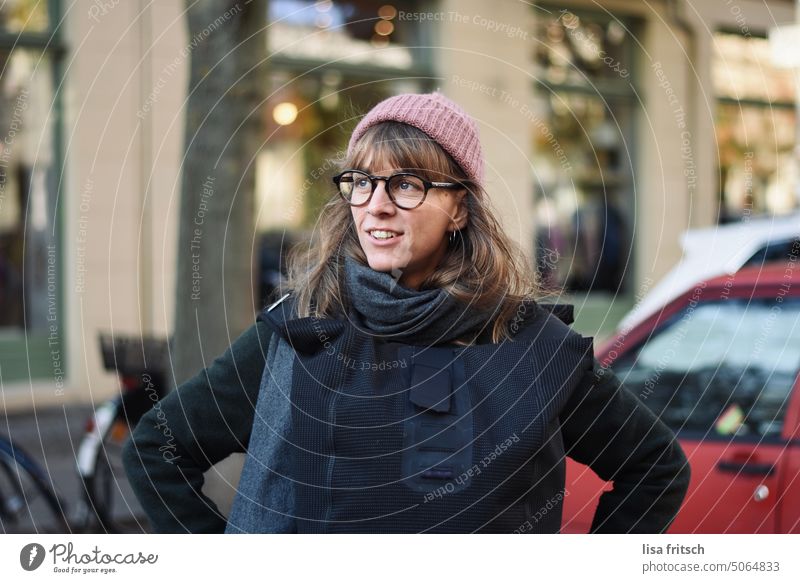 ERSTAUNLICH Frau 25-29 Jahre blond Mütze Herbst Brille Rucksack unterwegs Leben erstaunlich Erwachsene Farbfoto Außenaufnahme im gespräch