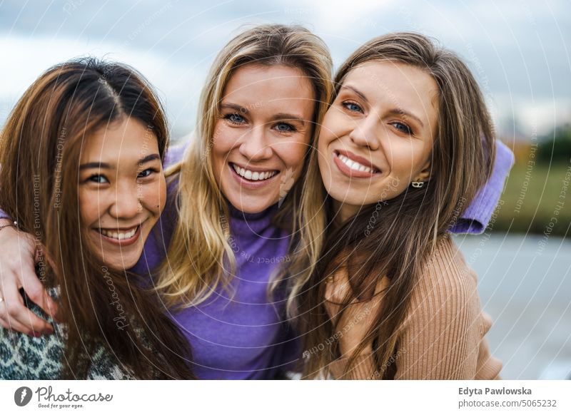 Drei Freundinnen, die sich umarmen echte Menschen offen Frau Mädchen jung Erwachsener Freunde Freundschaft Frauenpower Spaß Großstadt urban Stadtleben Jugend