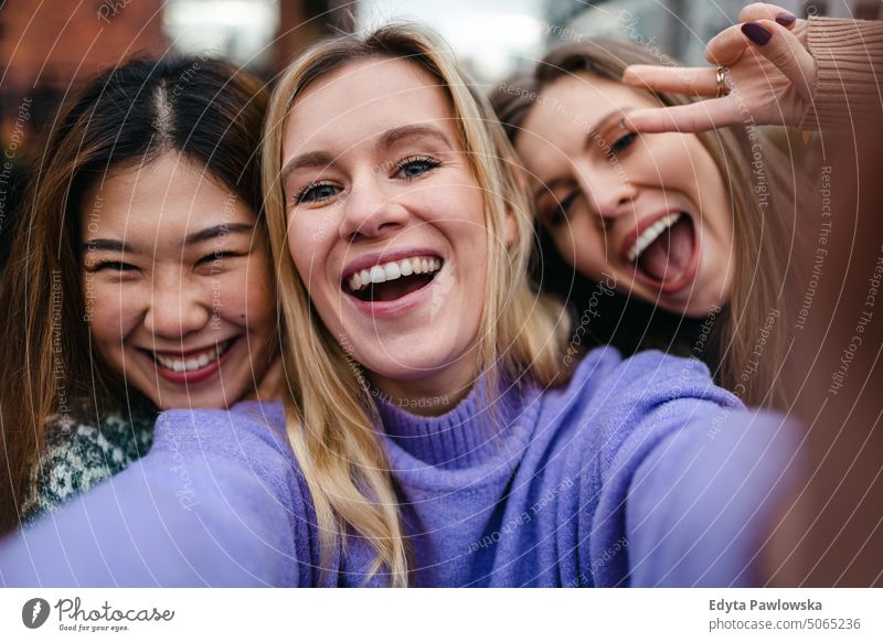 Drei Freundinnen haben Spaß bei einem Selfie echte Menschen offen Frau Mädchen jung Erwachsener Freunde Freundschaft Frauenpower Großstadt urban Stadtleben