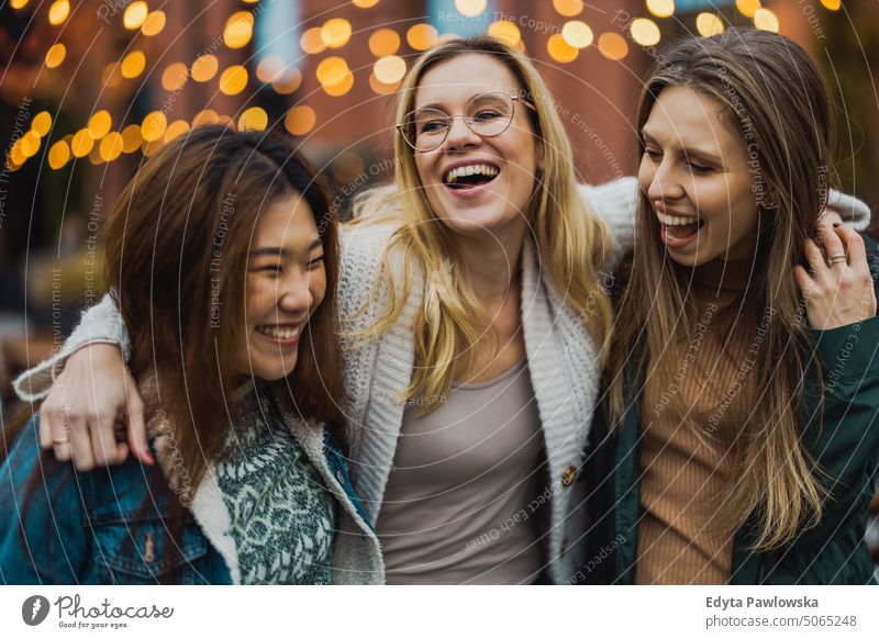 Eine Gruppe von Freundinnen hat Spaß in der Stadt echte Menschen offen Frau Mädchen jung Erwachsener Freunde Freundschaft Frauenpower Großstadt urban Stadtleben