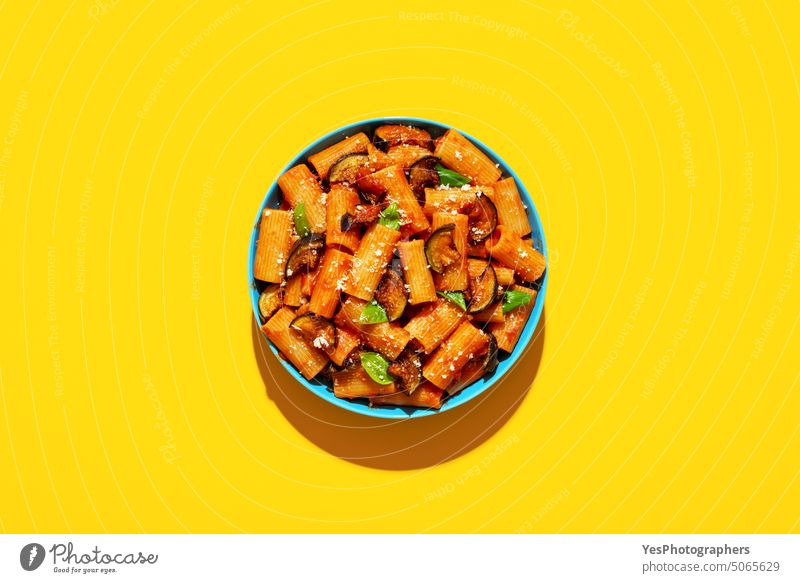 Nudeln mit Aubergine von oben auf gelbem Hintergrund Basilikum Schalen & Schüsseln hell Kohlenhydrate Farbe Essen zubereiten Textfreiraum kreativ Küche