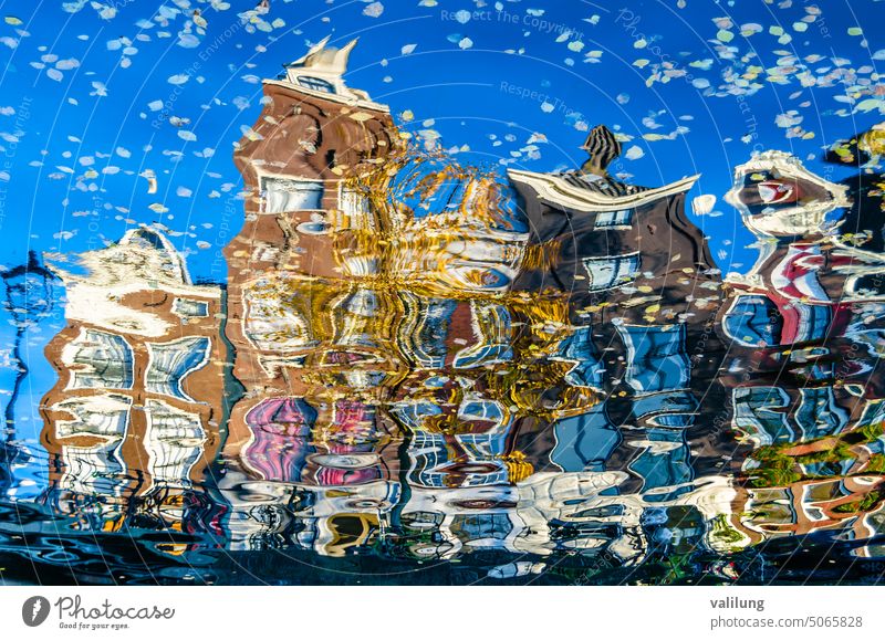 Bunte Spiegelung der Gebäude entlang der Gracht in Amsterdam im Herbst holländisch Europa Niederlande Architektur Kanal Großstadt Farbe farbenfroh