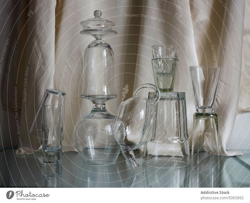 Sammlung von verschiedenen Glasformen, die in einer ausgewogenen Komposition gestapelt sind durchsichtig Glaswaren Stillleben sehr wenige natürlich täglich