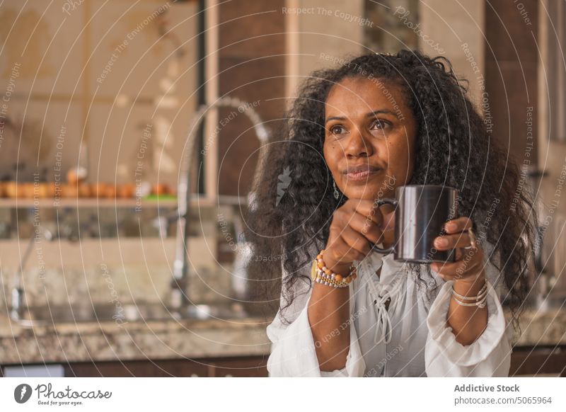 Indische Frau mit Tasse Kaffee Küche Heißgetränk Getränk Koffein trinken heimwärts Becher heimisch Inhalt krause Haare Licht charmant Dame aromatisch Inder