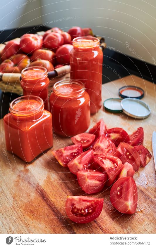 Tomaten und Soße im Glas Saucen selbstgemacht Bestandteil Tisch Küche Lebensmittel Gemüse lecker geschmackvoll frisch heimwärts reif Veganer Ernährung