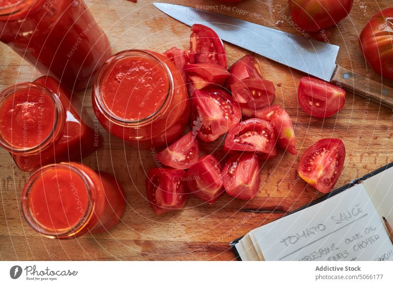 Tomaten und Soße bei Rezept Saucen Notebook selbstgemacht Glas Bestandteil Tisch Küche Lebensmittel Gemüse lecker geschmackvoll frisch heimwärts reif Veganer