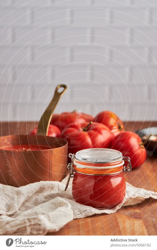 Glasgefäß mit Tomatensauce Saucen Bestandteil heimwärts Küche kulinarisch frisch Lebensmittel Unterlage gewebt natürlich organisch Veganer geschmackvoll