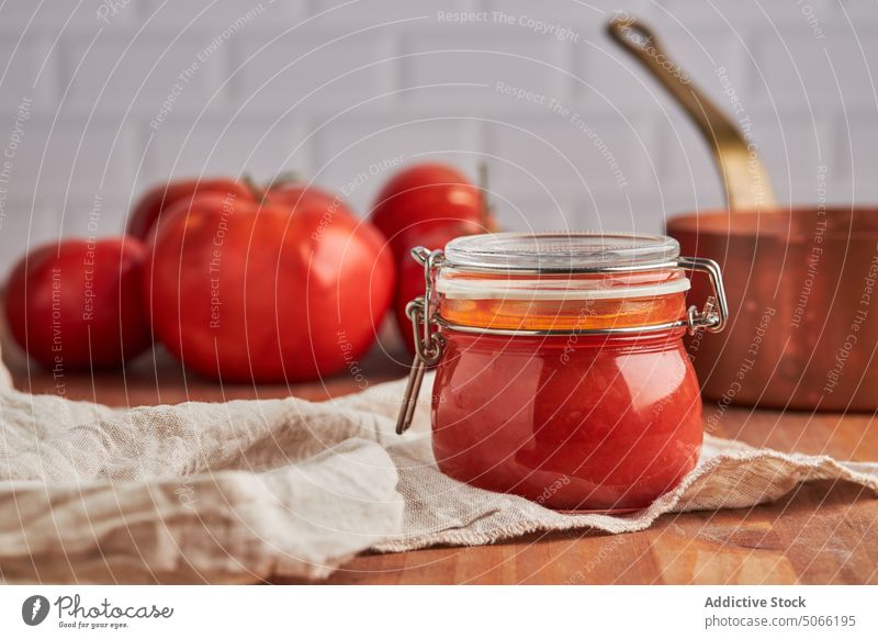 Glasgefäß mit Tomatensauce Saucen Bestandteil heimwärts Küche kulinarisch frisch Lebensmittel Unterlage gewebt natürlich organisch Veganer geschmackvoll