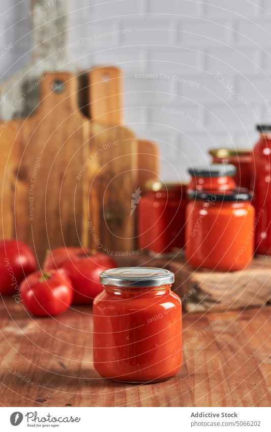 Verschlossenes Glas mit frischer Sauce Tomate Saucen Siegel bewahren Tisch Küche Deckel selbstgemacht Lebensmittel handgefertigt geschmackvoll Gastronomie