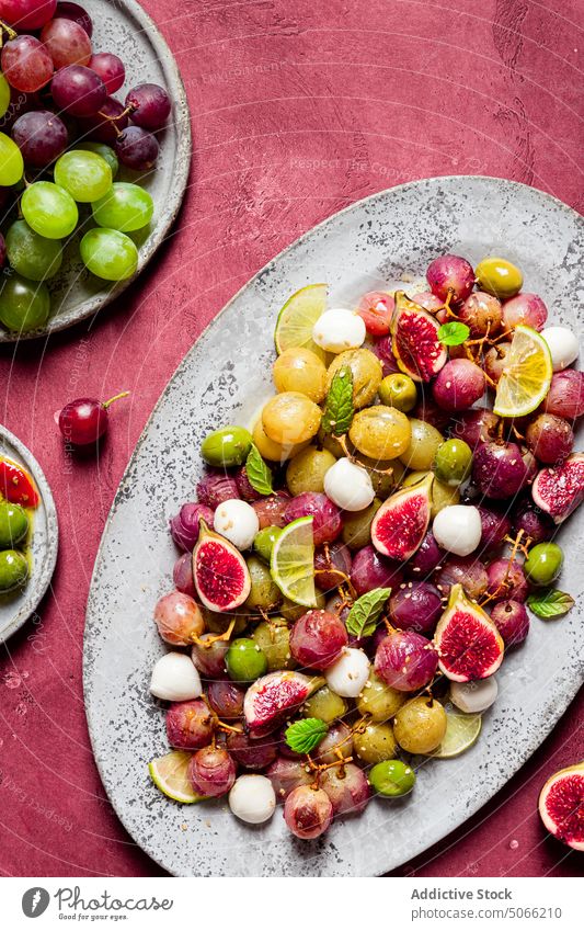Salat aus Weintrauben und Oliven Küche Vegetarier Tisch Käse Salatbeilage Rezept Trauben oliv Mozzarella Blätter frisch Zutaten Lebensmittel Mahlzeit Gesundheit