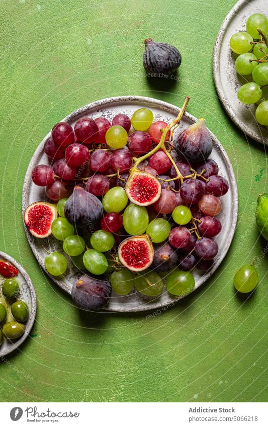 Holztablett mit reifen Früchten Traube rot frisch Haufen Feige Frucht süß Lebensmittel gesunde Ernährung natürlich organisch Saison Vegetarier Dessert Vitamin
