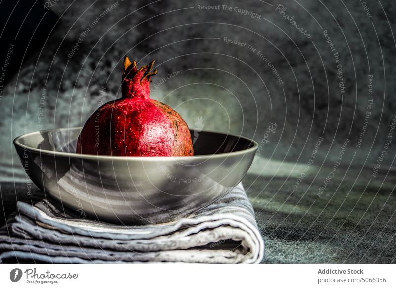 Reife Bio-Granatapfelfrüchte Hintergrund Keramik Konzept Dessert Diät essen Lebensmittel Frucht grau Gesundheit modern Serviette Beton Natur Schalen & Schüsseln