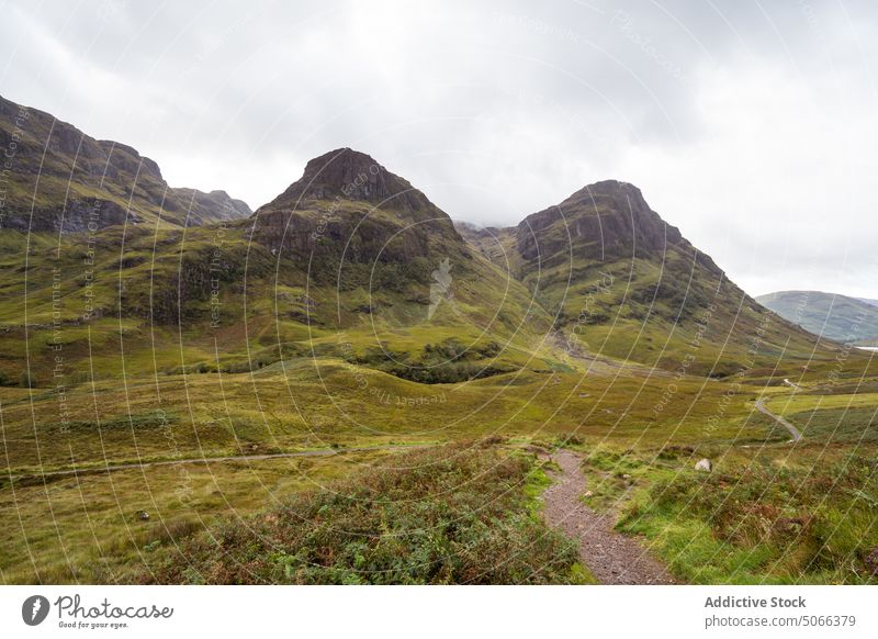 Grünes Tal in der Nähe von Bergen im Hochland Berge u. Gebirge bedeckt Ambitus Landschaft Natur Weg atemberaubend grün grau Glen Coe Schottland Großbritannien