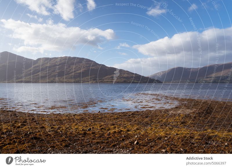 See und Berge gegen bewölkten Himmel Berge u. Gebirge Ufer Natur Blauer Himmel wolkig Kamm Seegras Wasser tagsüber Schottland Großbritannien