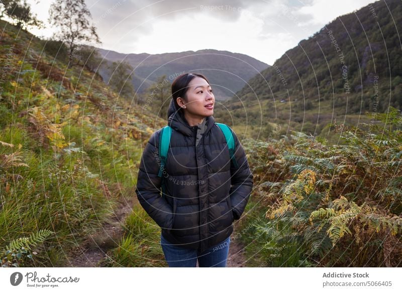 Asiatischer Wanderer erkundet Tal und Berge Frau Spaziergang erkunden Berge u. Gebirge erstaunt Weg Herbst Landschaft Schottland Schottisches Hochland