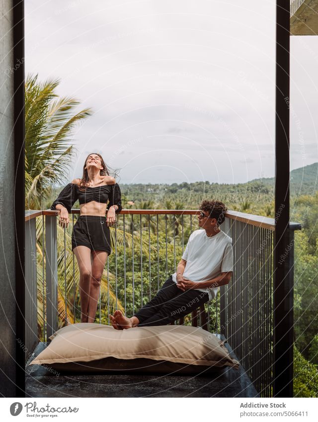 Paar ruht sich auf der Terrasse eines tropischen Resorts aus Urlaub Hotel Balkon Kälte reisen Sommer Feiertag genießen sich[Akk] entspannen ruhen Zusammensein