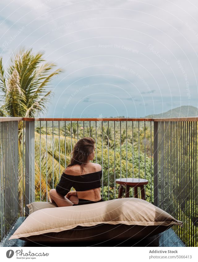 Frau auf Balkon mit Blick auf die tropische Natur Resort ruhen Sommer Urlaub üppig (Wuchs) Hotel Grün bewundern Tourist Erholung Terrasse Reisender exotisch