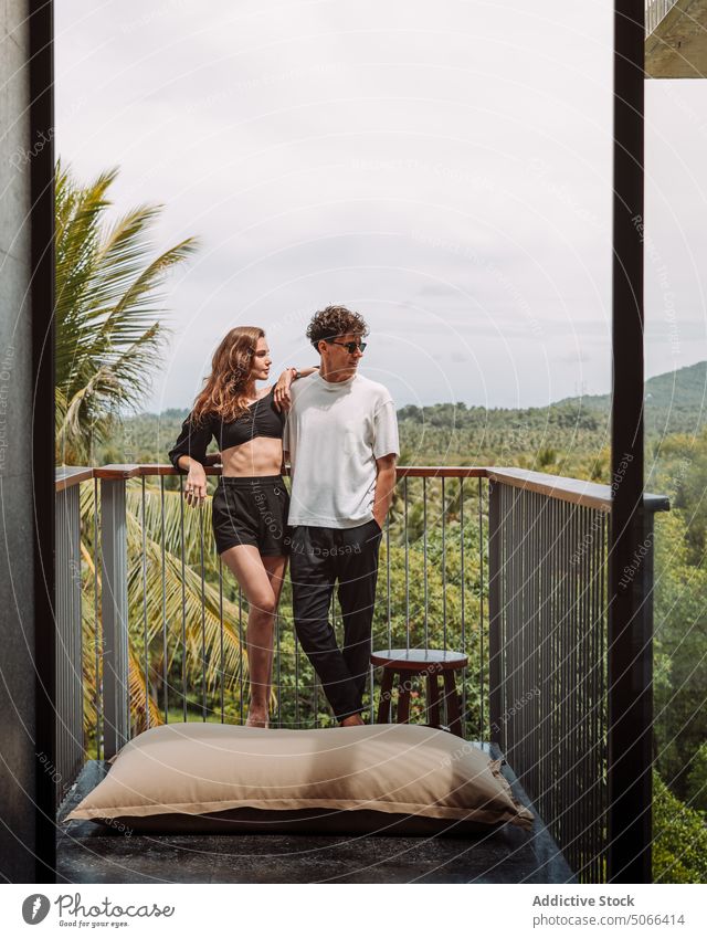 Paar ruht sich auf der Terrasse eines tropischen Resorts aus Urlaub Hotel Balkon Kälte reisen Sommer Feiertag genießen sich[Akk] entspannen ruhen Zusammensein