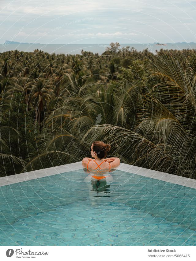 Frau chillt im Pool eines tropischen Resorts Urlaub Tourist Natur sich[Akk] entspannen grün ruhen Feiertag Paradies Tourismus Pflanze exotisch Sommer Hotel