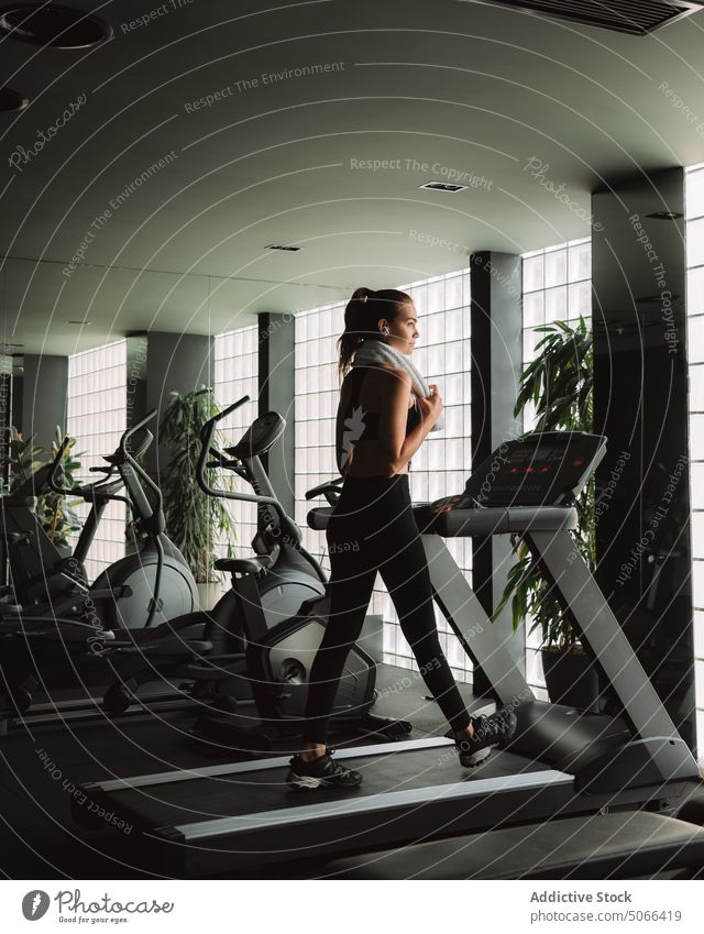 Frau auf Laufband in modernem Fitnessstudio Übung Training Spaziergang Aufwärmen Sport Gesundheit Wellness Wohlbefinden Aktivität jung passen physisch aktiv