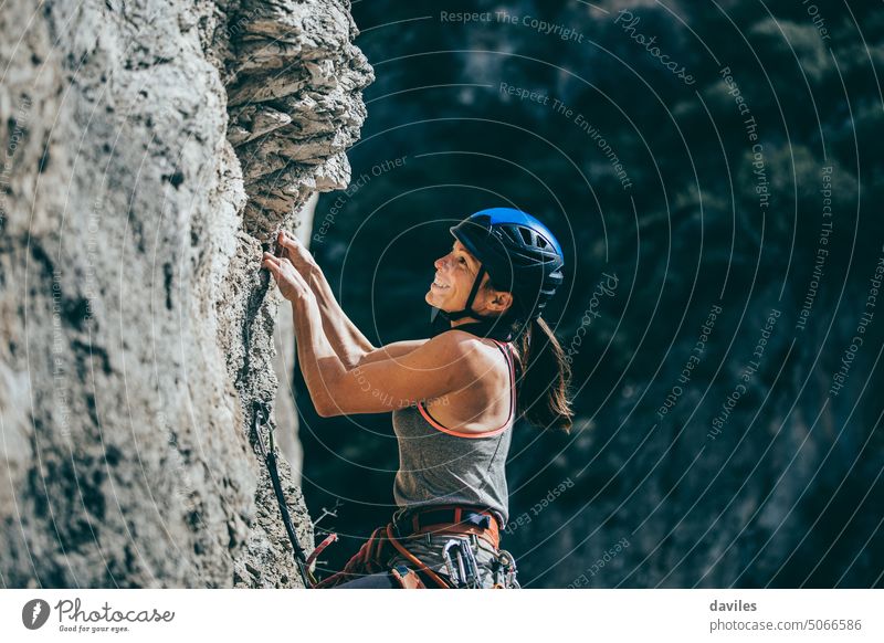 Frau klettert mit großer Anstrengung in einer vertikalen Felswand auf einen Felsen aktiv Aktivität Abenteuer Andalusia sportlich Österreicher Klippe Aufstieg