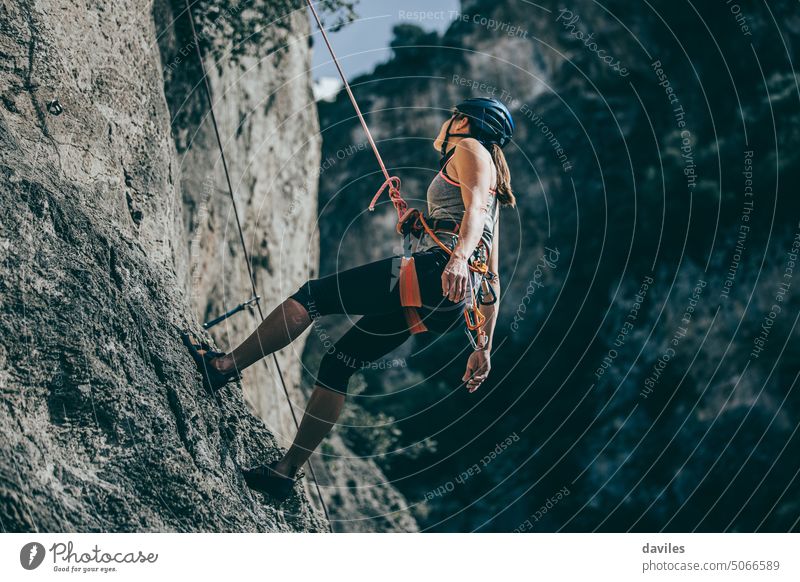 Frau beim Abstieg von einer Klippe nach einer Kletterpartie aktiv Aktivität Abenteuer Andalusia sportlich Österreicher Aufstieg Aufsteiger Klettern verpflichtet