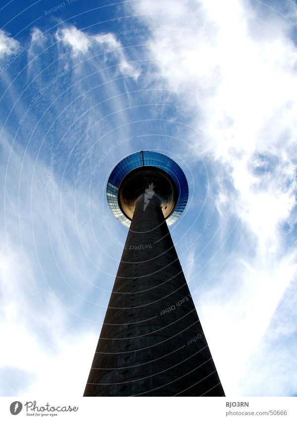 ein Prachtexemplar Wolken Rheinturm Nordrhein-Westfalen Fenster Macht lang beeindruckend Bauwerk Aussicht Plattform Himmel Turm blau weis Düsseldorf hoch Niveau