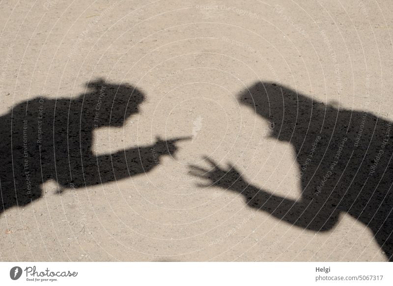 Schattenzirkus - Schatten von zwei gestikulierenden Frauen im Sand Schattenspiel Oberkörper gegenüber Meinungsverschiedenheit Arm Hand Finger Sonnenlicht Licht