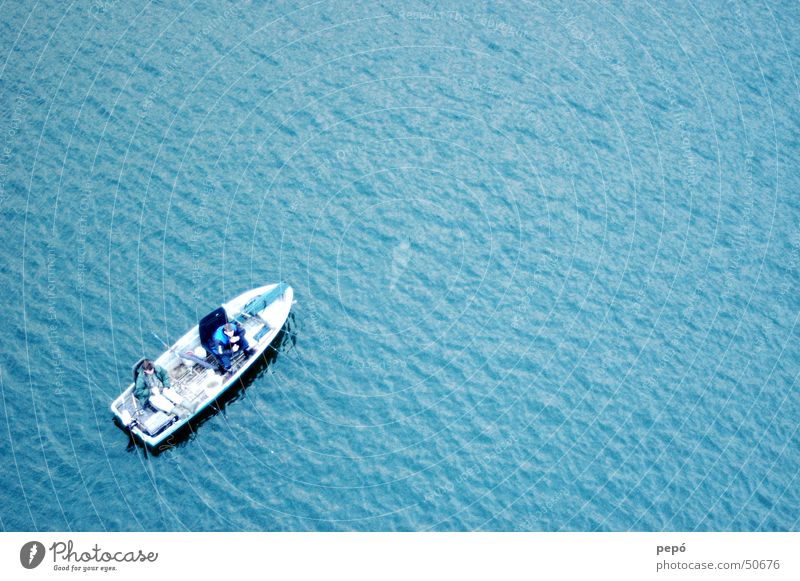 wir sitzen alle im selben boot Wasserfahrzeug Angeln Mann See Meer Wellen Schwimmweste Motorboot Ruderboot blau Fisch Angelköder Kahn