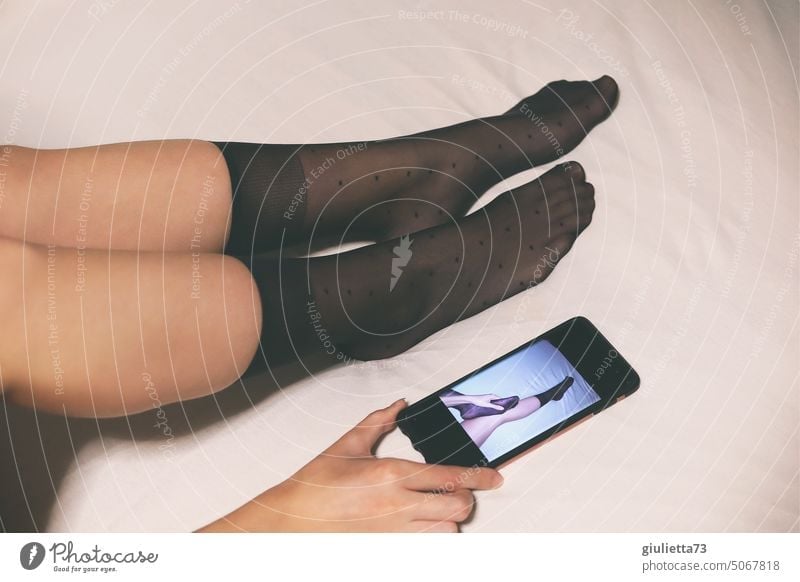 Für Fußliebhaber: sexy Frauenfüße in schwarzen Nylonsöckchen live per Handy Porträt Füße Zehen Beine feminin Bett Handy-Kamera Fußmodel Feinstrümpfe Frauenbeine